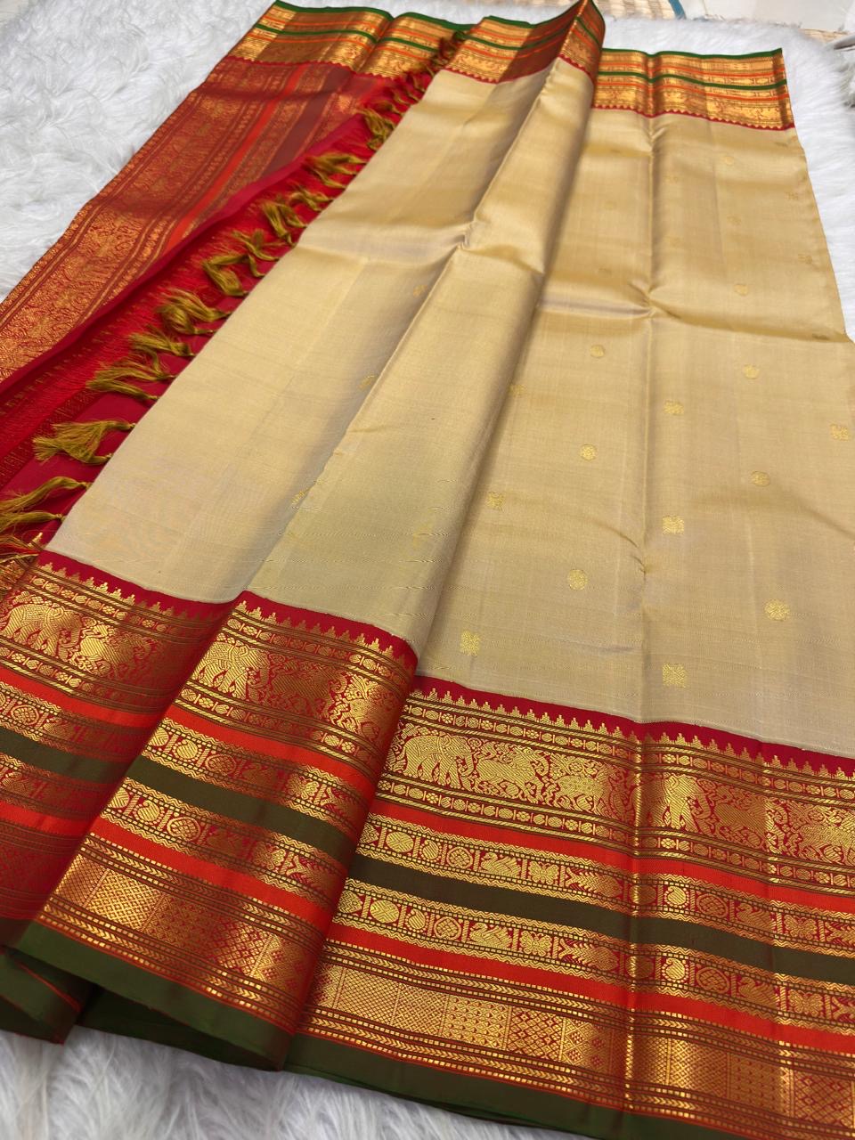 Grand Arakku red zari pallu with vertical ornamental panels and temple-inspired borders.