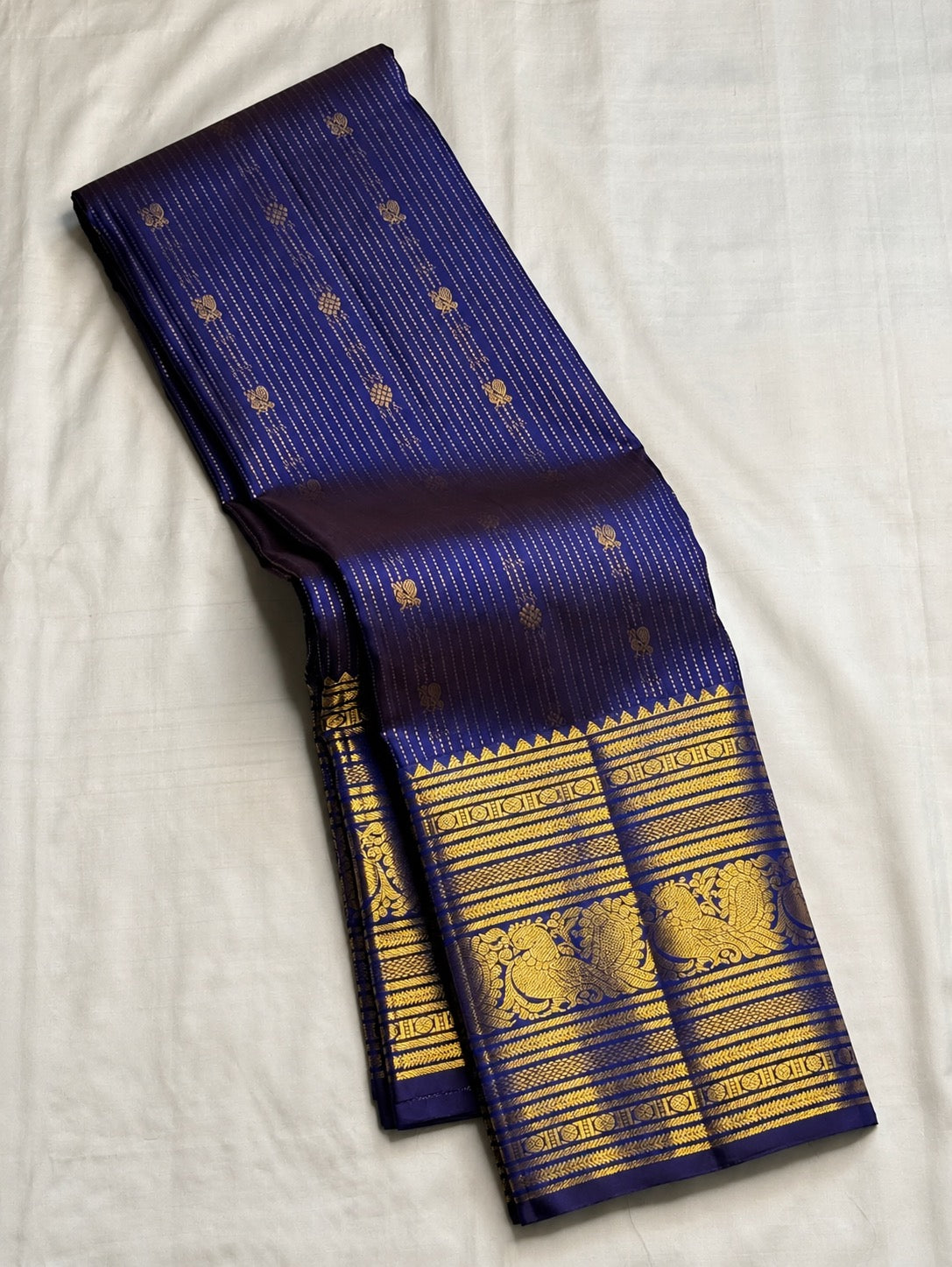 Neelam blue handwoven pure silk Kanchipuram Varisaipet saree with ornate gold zari border, photo 4 of 5