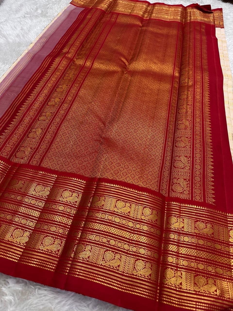 Warm ivory Vairaoosi pure silk Kanchipuram saree – close-up of the layered varisaipet border