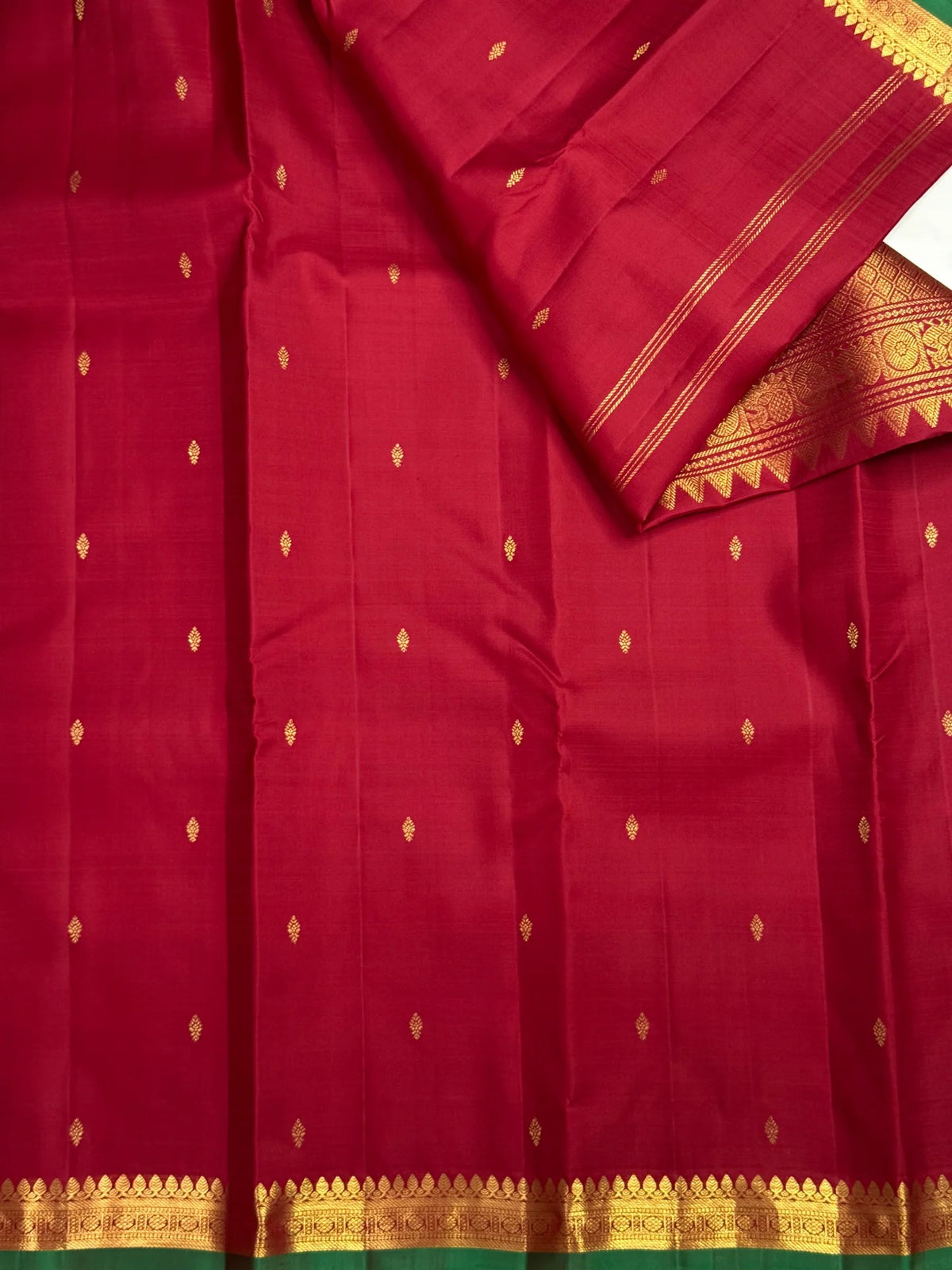Crimson rose red handwoven pure silk Kanjipuram Butta saree with gold zari and green edge, photo 5 of 5