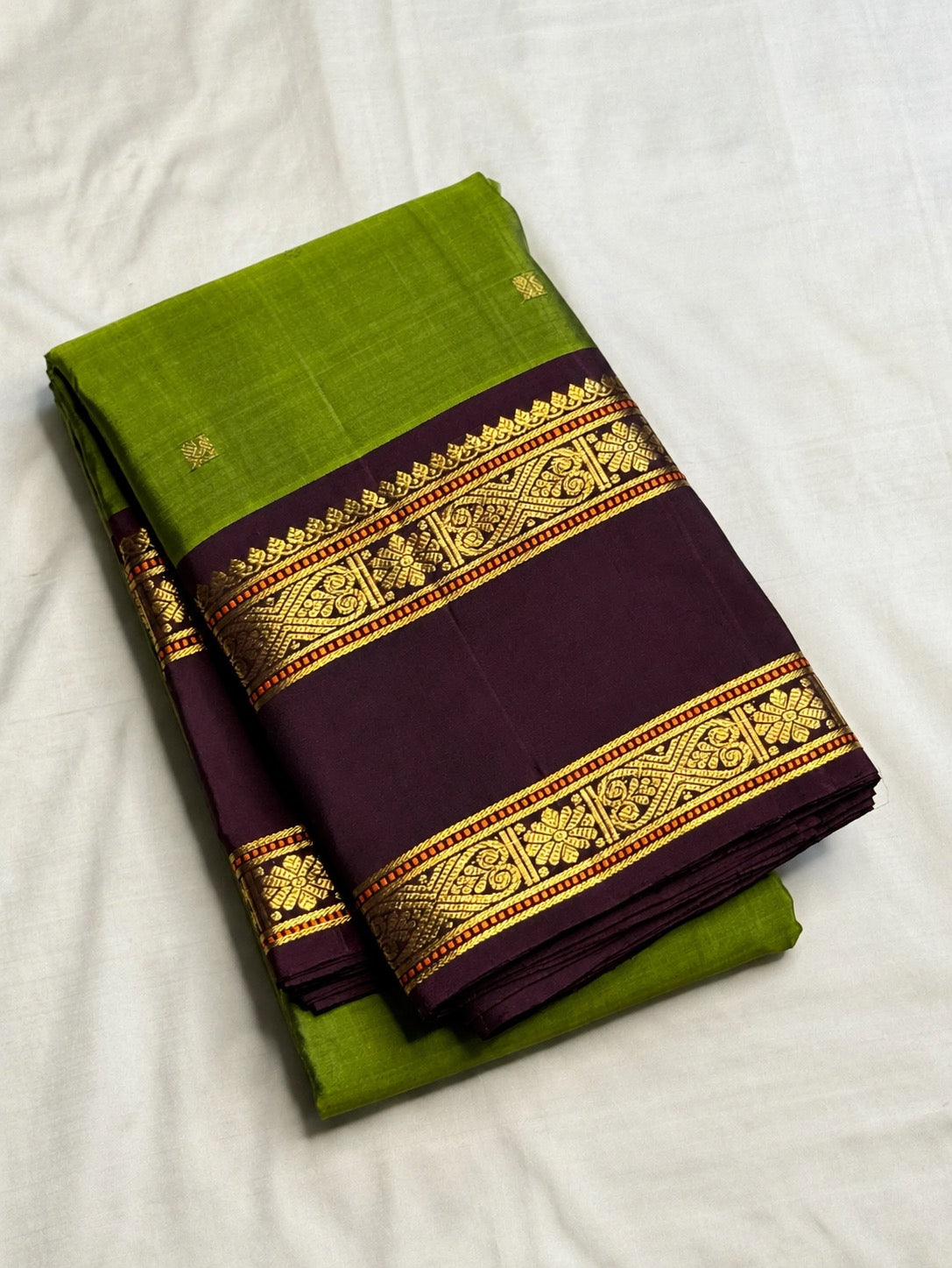 Thulir pachai green handwoven pure silk Kanjeevaram Rettapet saree with aubergine border, photo 4 of 5