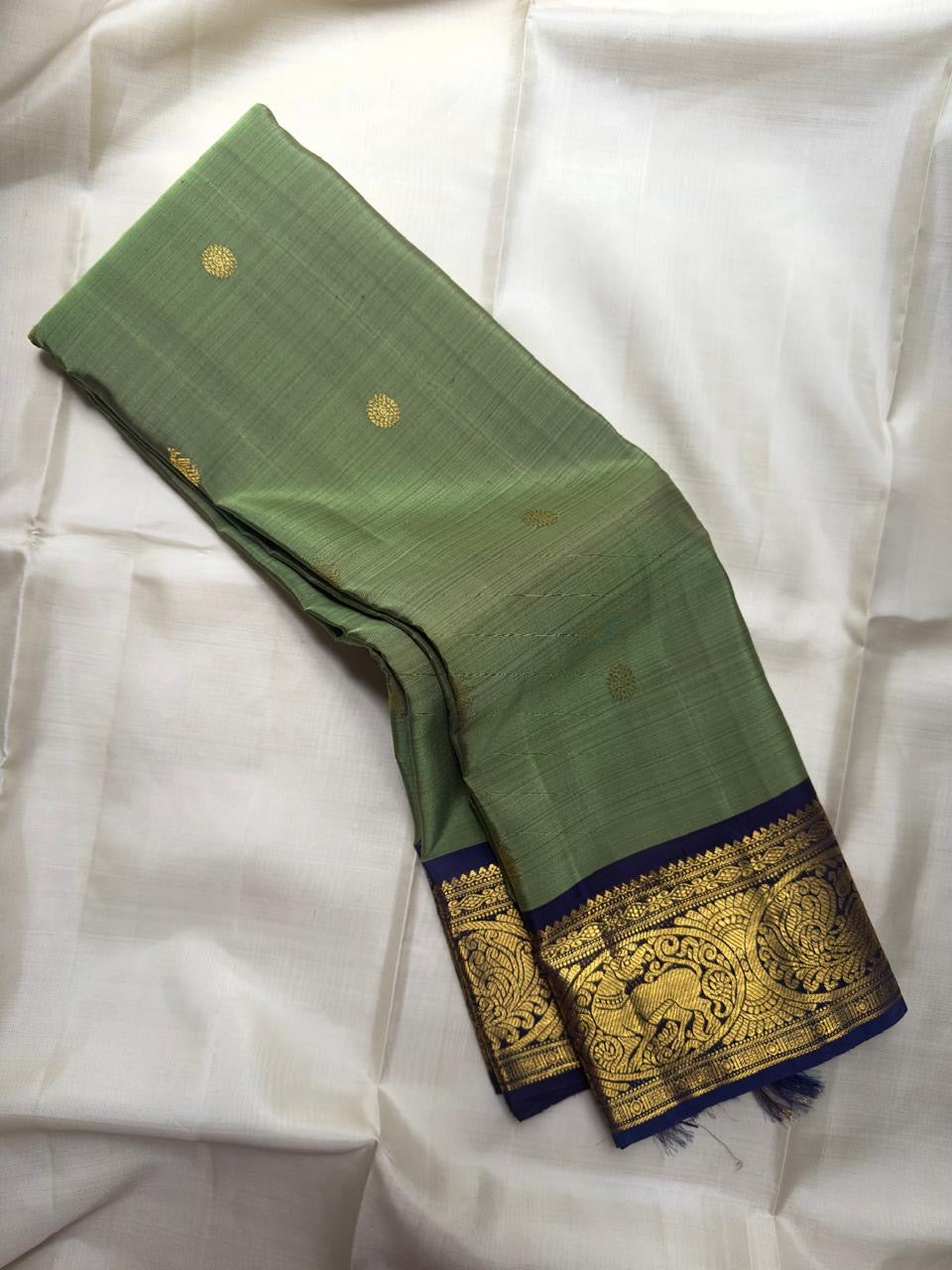 Green pure silk Kanchipuram saree, ornamental pallu full view with thulir-pachai fresh-leaf green with neelam-blue contrast