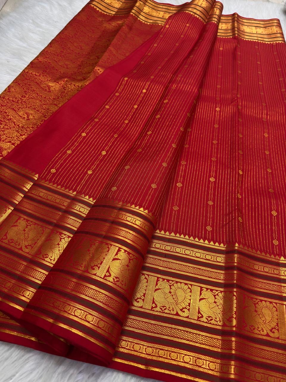 Deep Arakku pink Varisaipet pure silk Kanchipuram saree – antique gold zari mayil border close-up