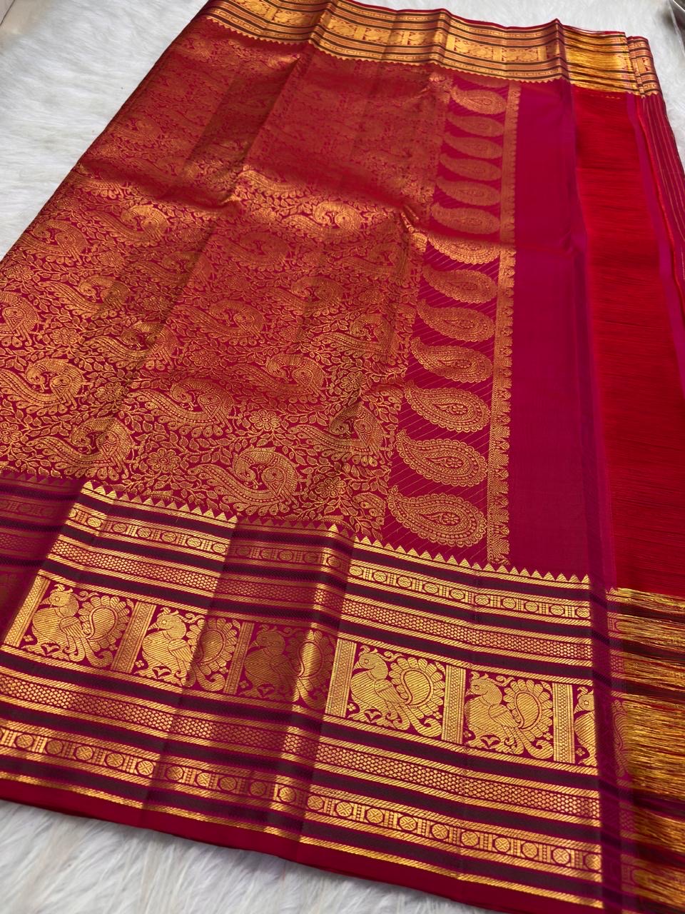 Deep Arakku pink Varisaipet pure silk Kanchipuram saree – gold zari pallu surface with floral and paisley forms