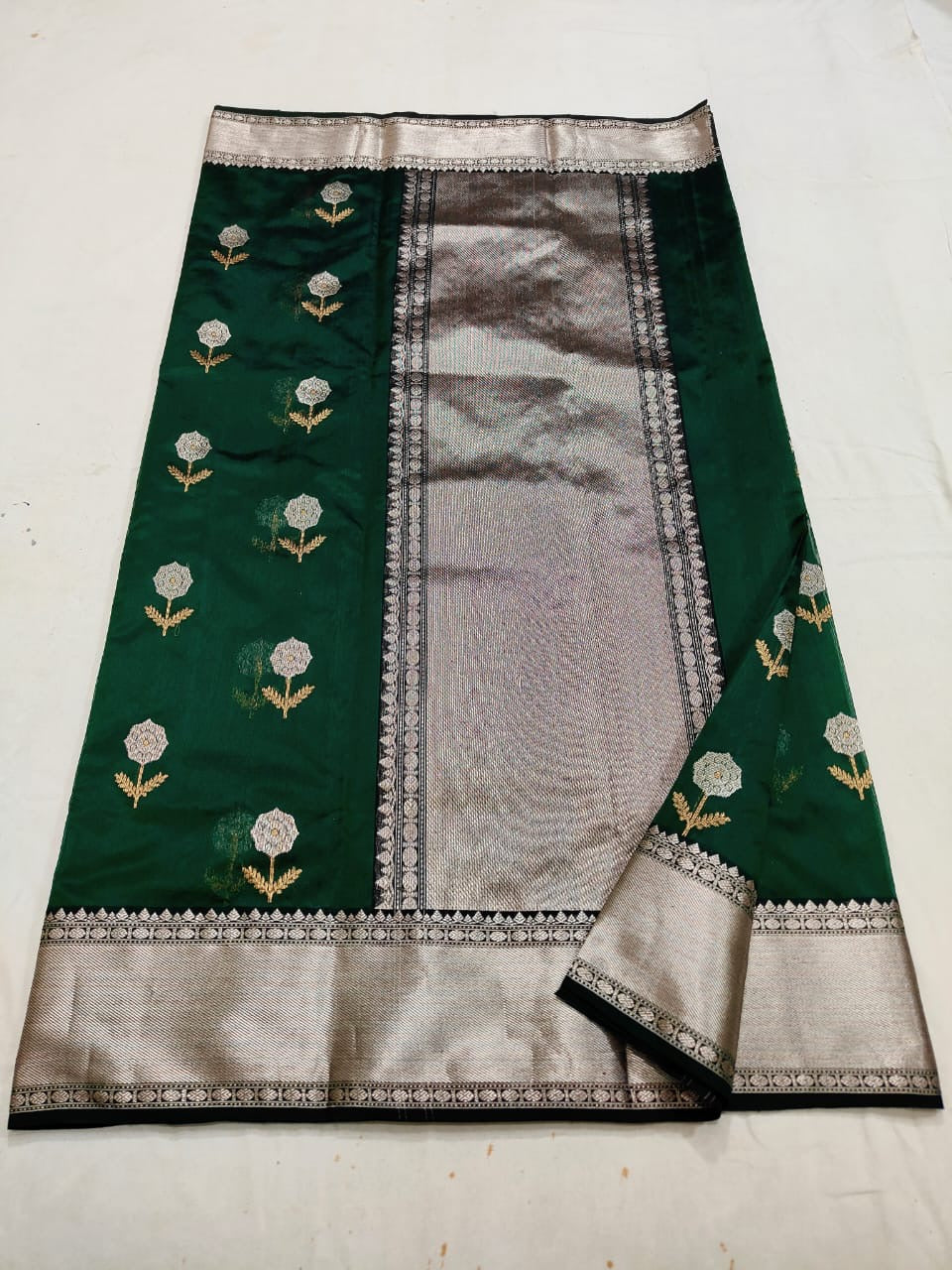 Emerald Green Silver Floral Pattu Silk Chanderi saree, body closeup