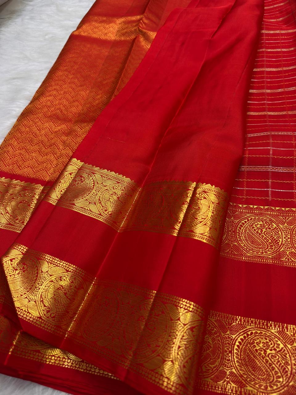 Arakku Red Pure Kanchipuram Silk Zari Kattam Saree with Rettapet Border