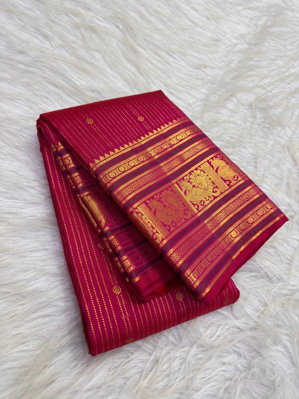 Raspberry pink Varisaipet pure silk Kanchipuram saree – stacked gold zari mayil border close-up
