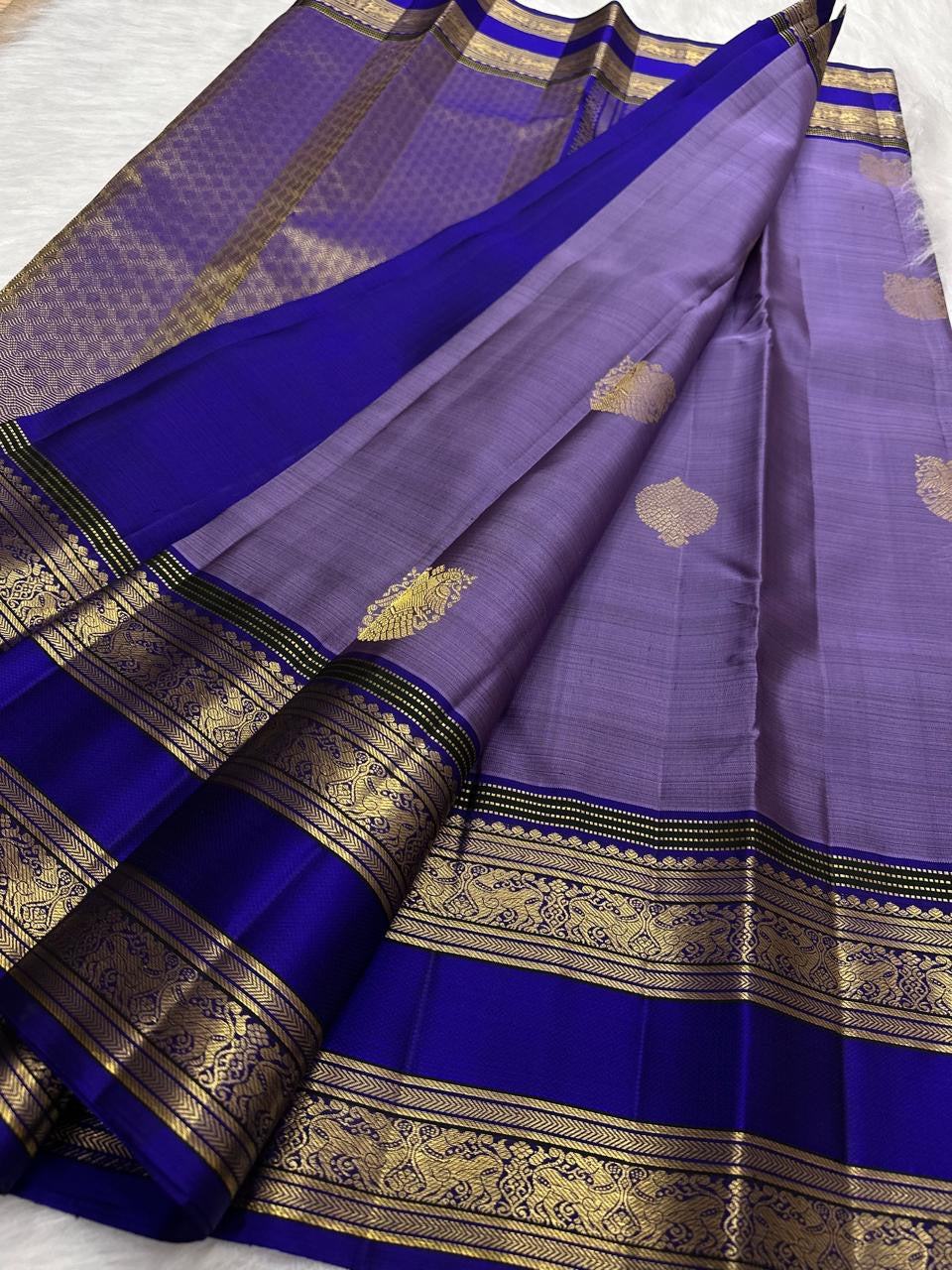 Lilac and blue handwoven pure silk Kanchipuram Rettapet saree — close view of the pallu