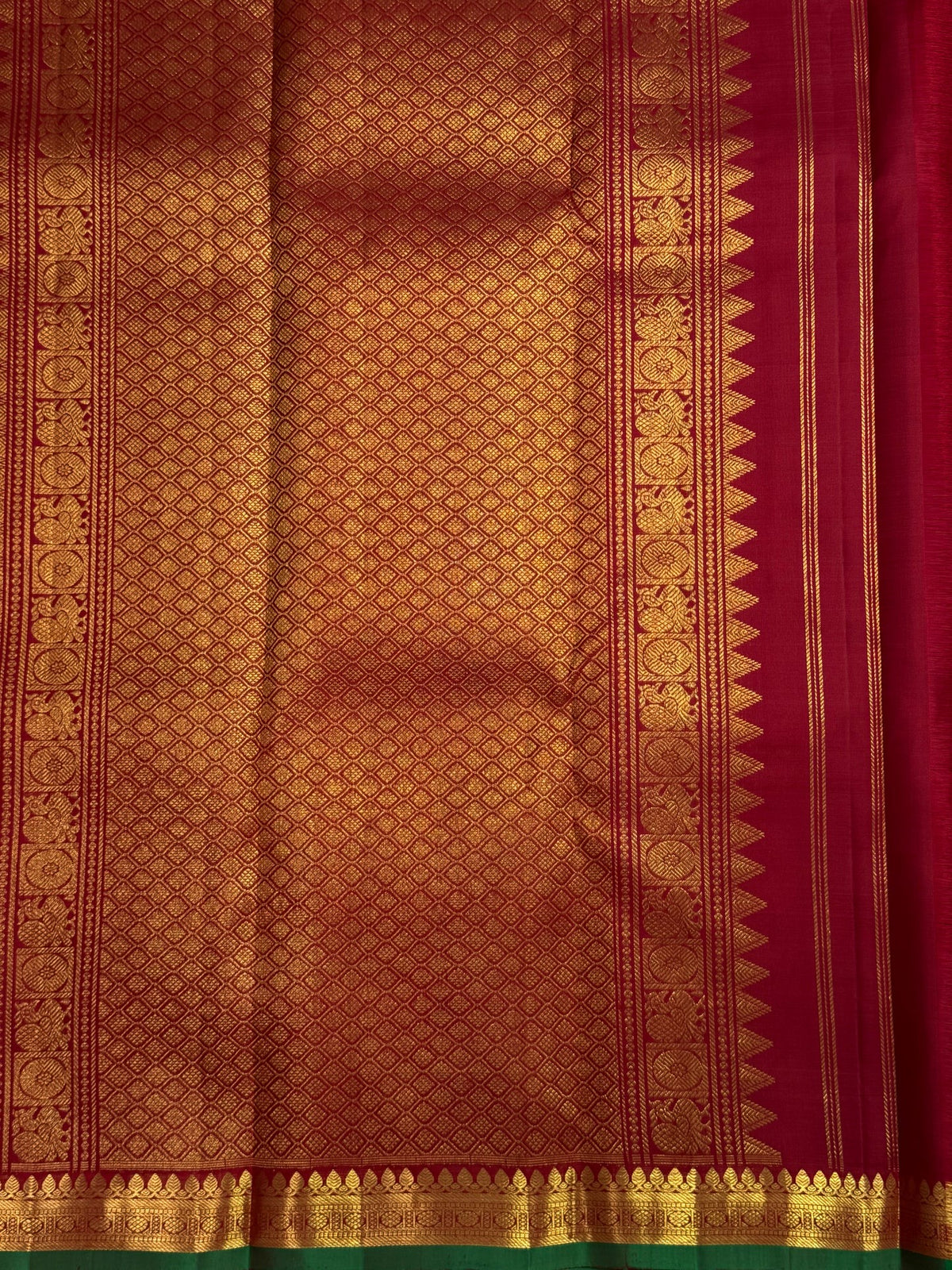 Crimson rose red handwoven pure silk Kanjipuram Butta saree with gold zari and green edge, photo 4 of 5
