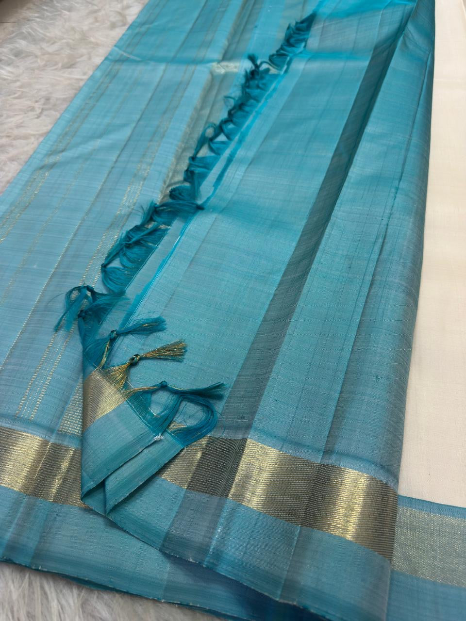 Warm Ivory and Firozi Blue Simple Kanchipuram silk saree, detail view
