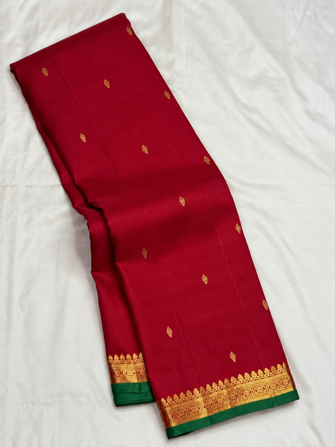 Crimson rose red handwoven pure silk Kanjipuram Butta saree with gold zari and green edge, photo 3 of 5