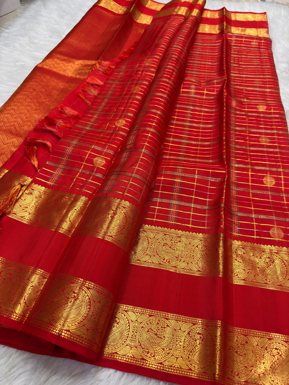 Arakku Red Pure Kanchipuram Silk Zari Kattam Saree with Rettapet Border