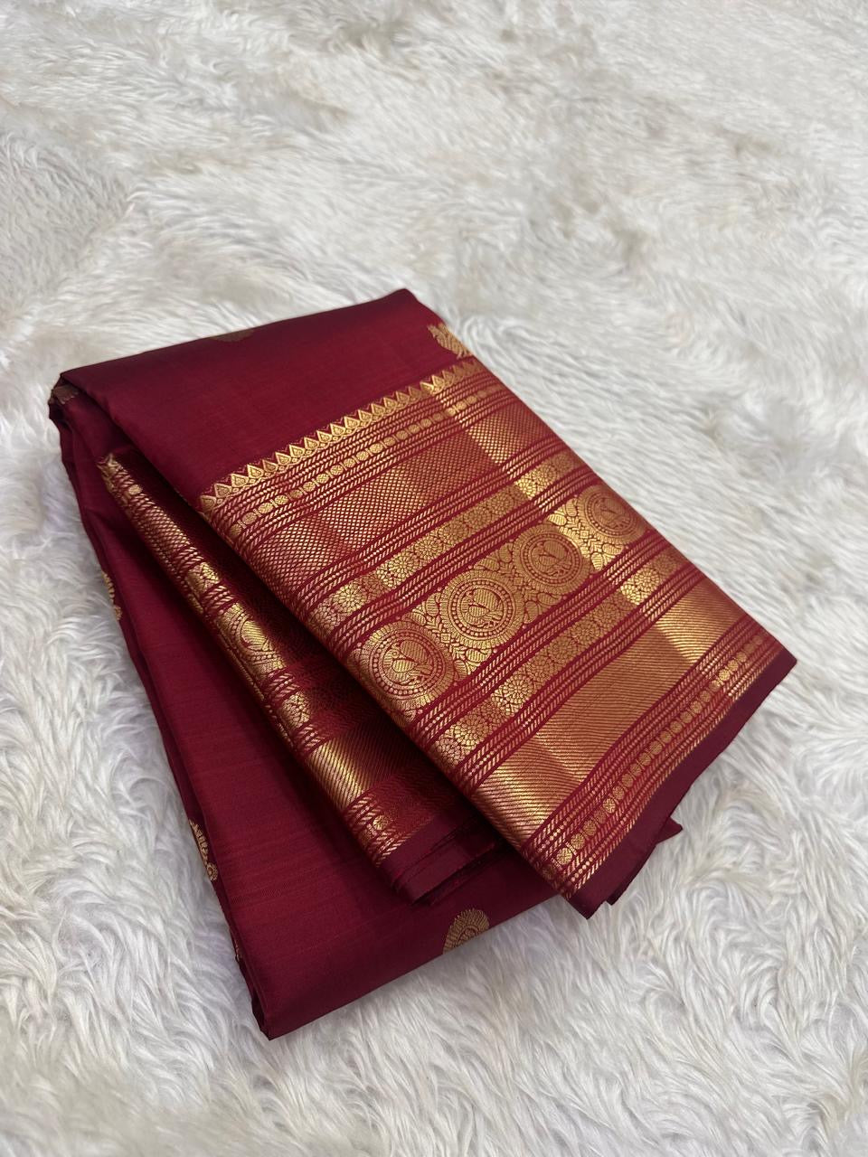 Arakku red pure silk Kanchipuram saree with antique gold mayil chakram buttas and a detailed peacock and arai maadam pallu, view 3.