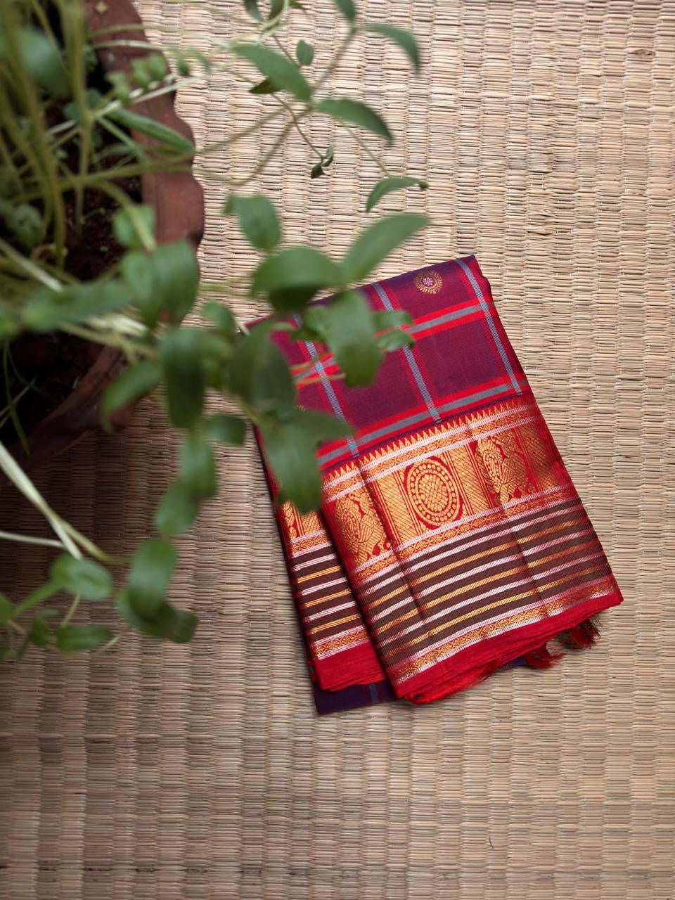 Arakku Red and Deep Violet Kanchi Kattam Kanchipuram silk saree, detail view