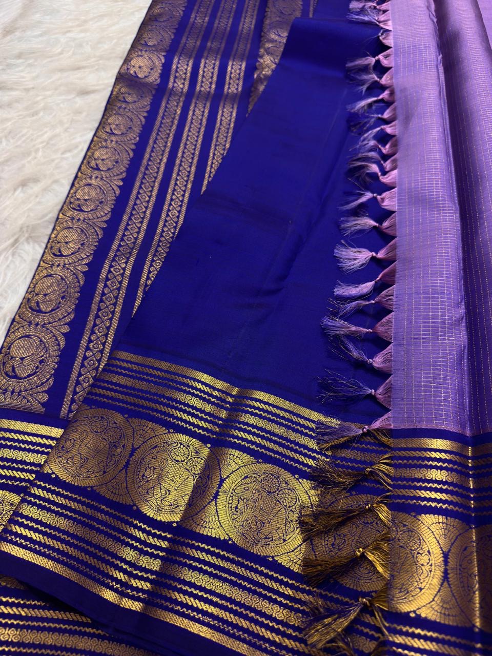 Lavender Oodha Kanchipuram Zari Kattam silk saree with grand blue zari pallu at a Meenakshi Thirukalyanam