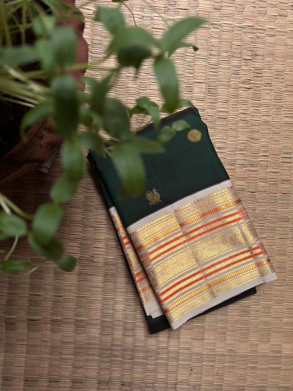 Warm Ivory & Deep Forest Green Varisaipet Kanchipuram silk saree, detail view