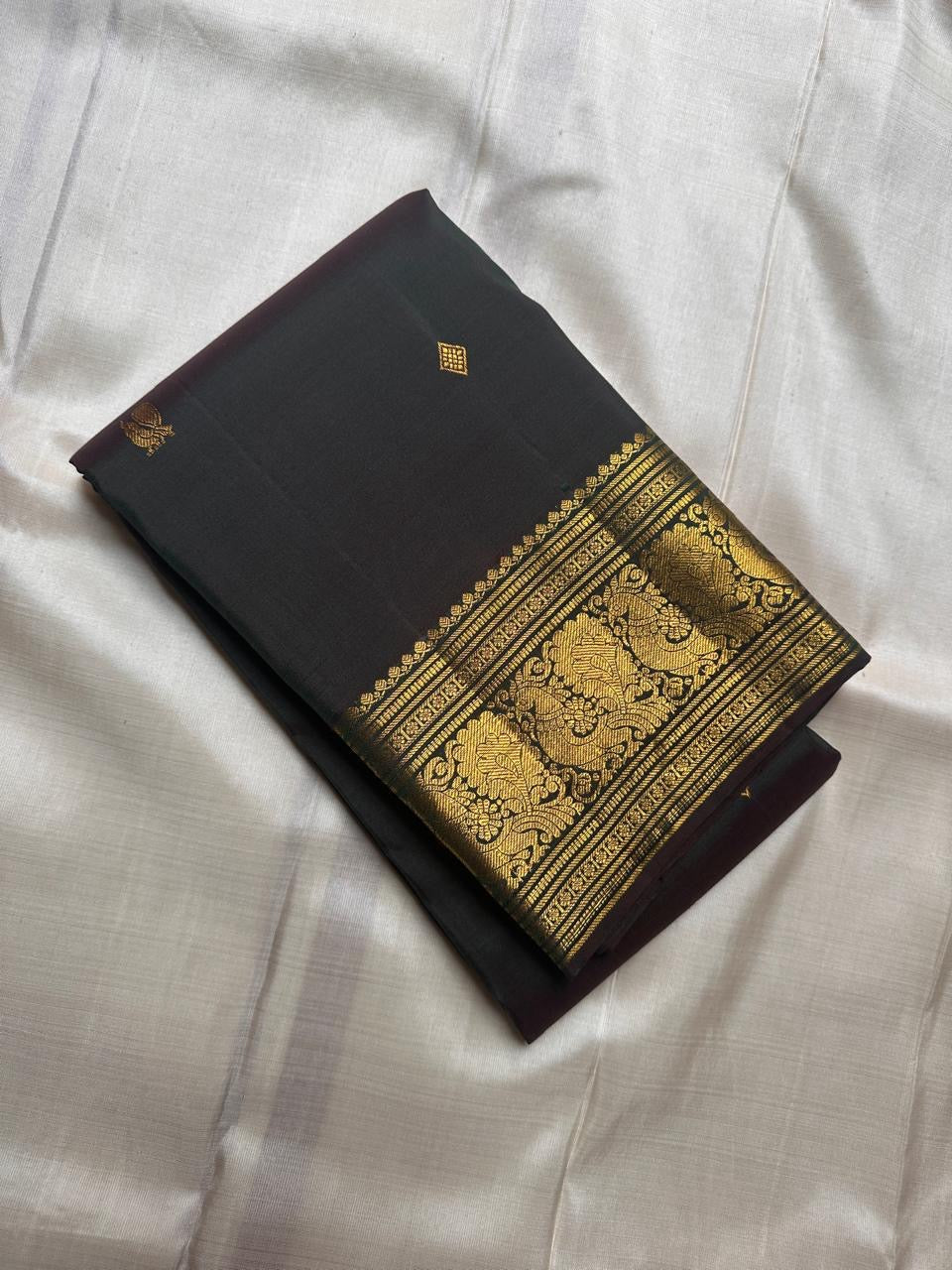 Karum pachai kanchipuram silk gold zari buttas – Idam Living Pure Silk Kanchipuram saree