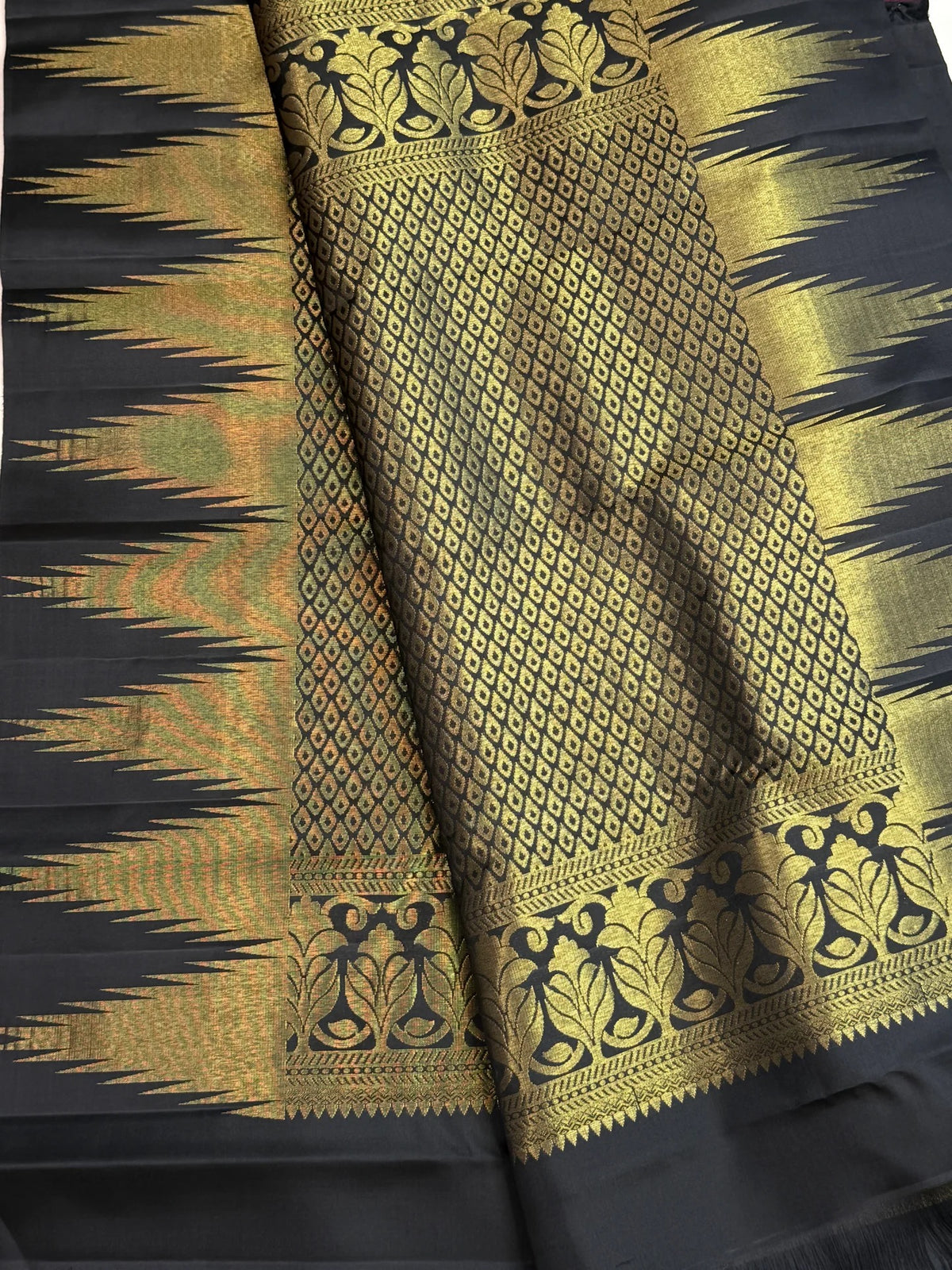 Karuppu Kanchipuram saree with thazhampoo reku border, border detail
