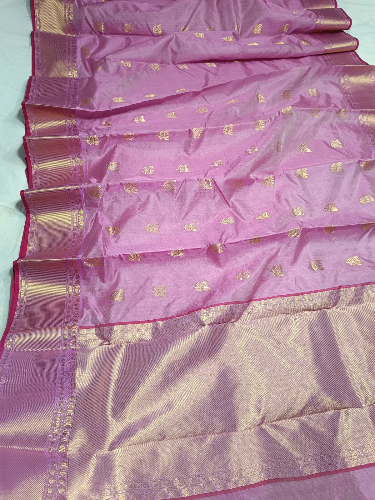 Close-up of the fine gold woven border with Raspberry Pink edging on a Lavender Pink Chanderi silk saree