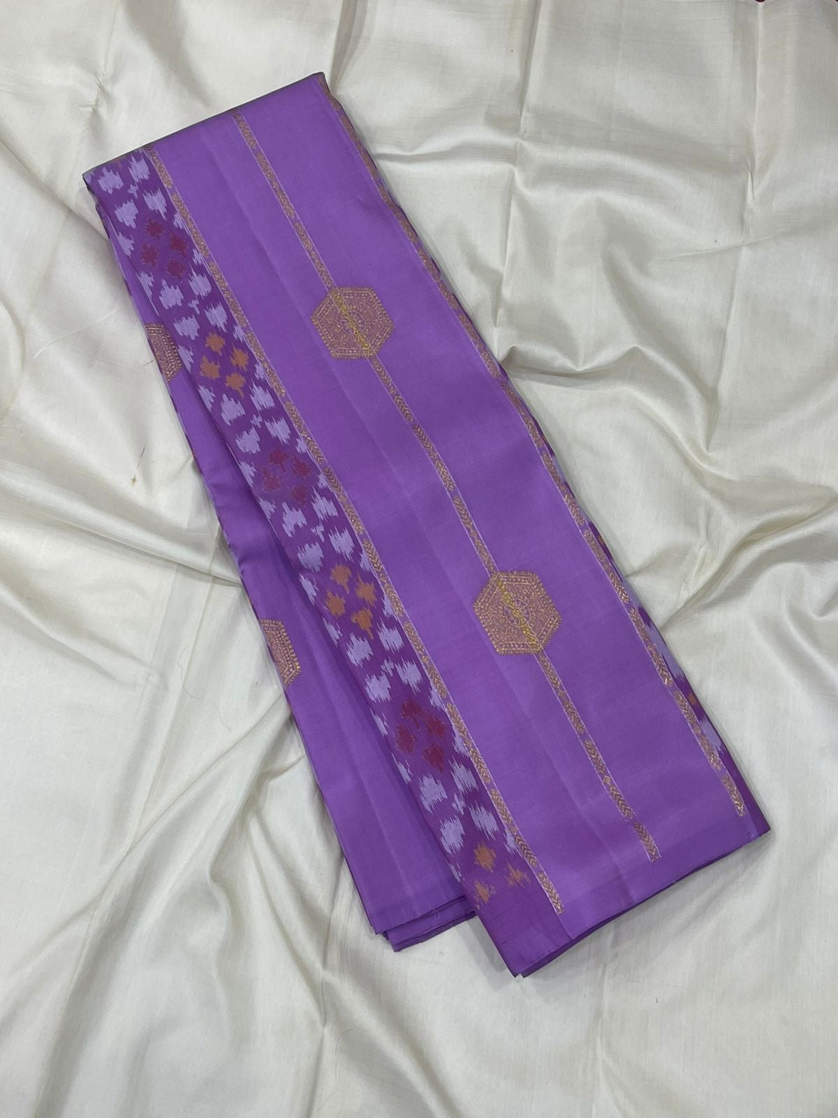 Close view of lavender Kancheepuram silk saree body with hexagonal silk thread butta — Idam Living