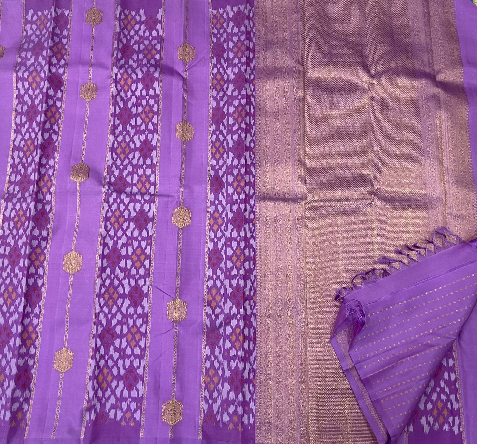 Lilac purple pochampally ikat pallu with geometric panels on lavender Kancheepuram silk saree — Idam Living