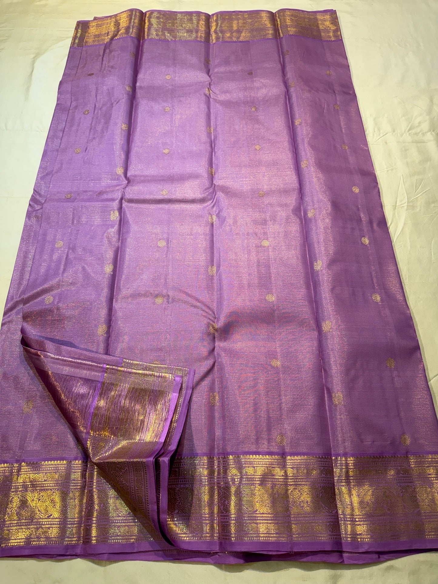 Close-up of kamalam butta in gold zari on lavender mauve Kanjeevaram silk saree — Idam Living