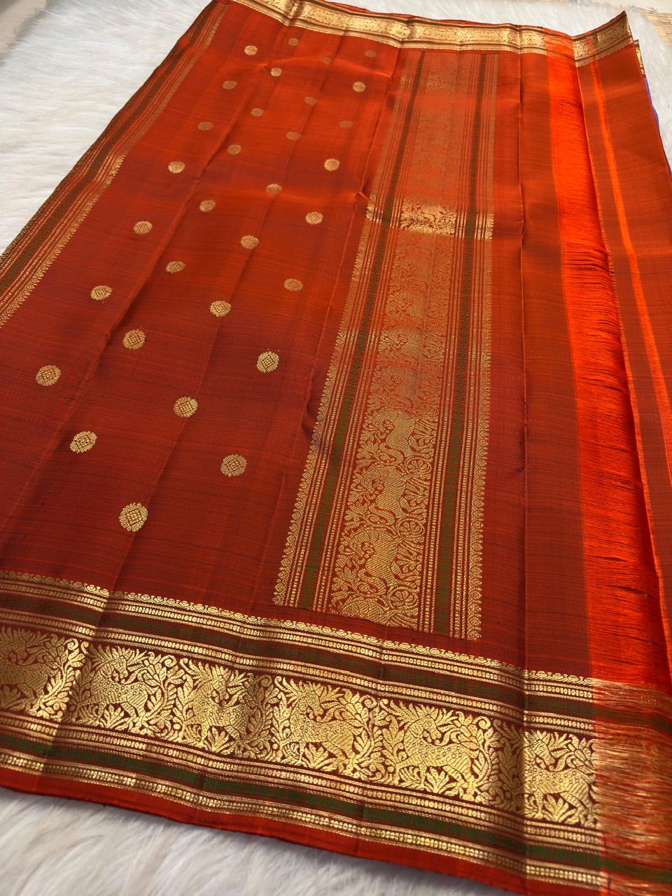 Lavender Kathiripoo Handwoven Pure Silk Kancheepuram Butta Saree with Rust-Arakku Gold Zari Border