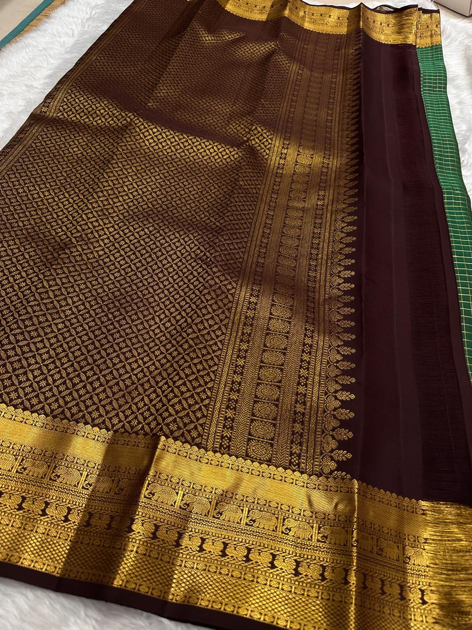 Stylised leaf buttas on the Maragatham Green Kanchipuram silk.