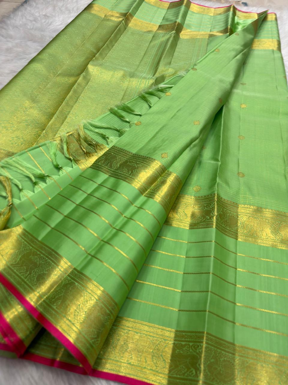 Handwoven Ilai Pachai Green Varisaipet saree with layered traditional gold border.