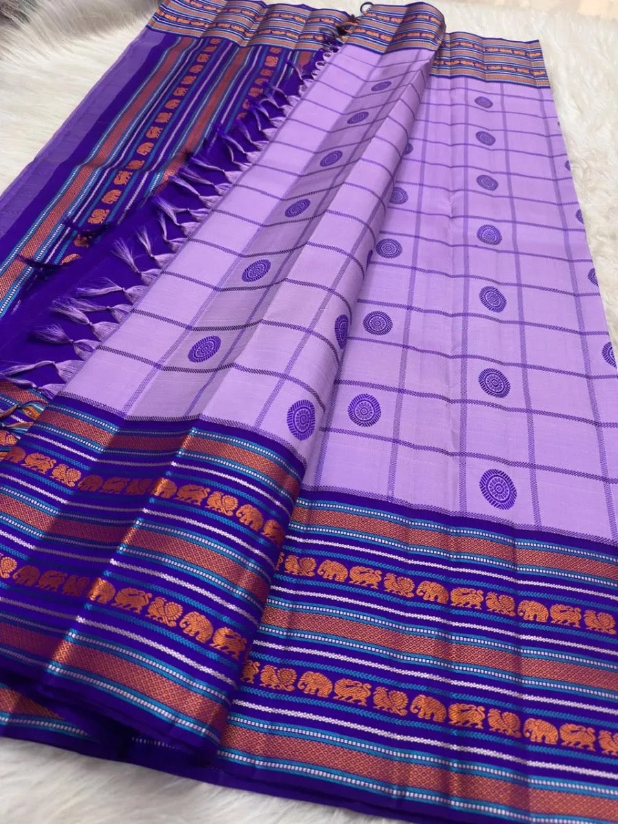 Pallu view of the lilac saree with royal-purple contrast.
