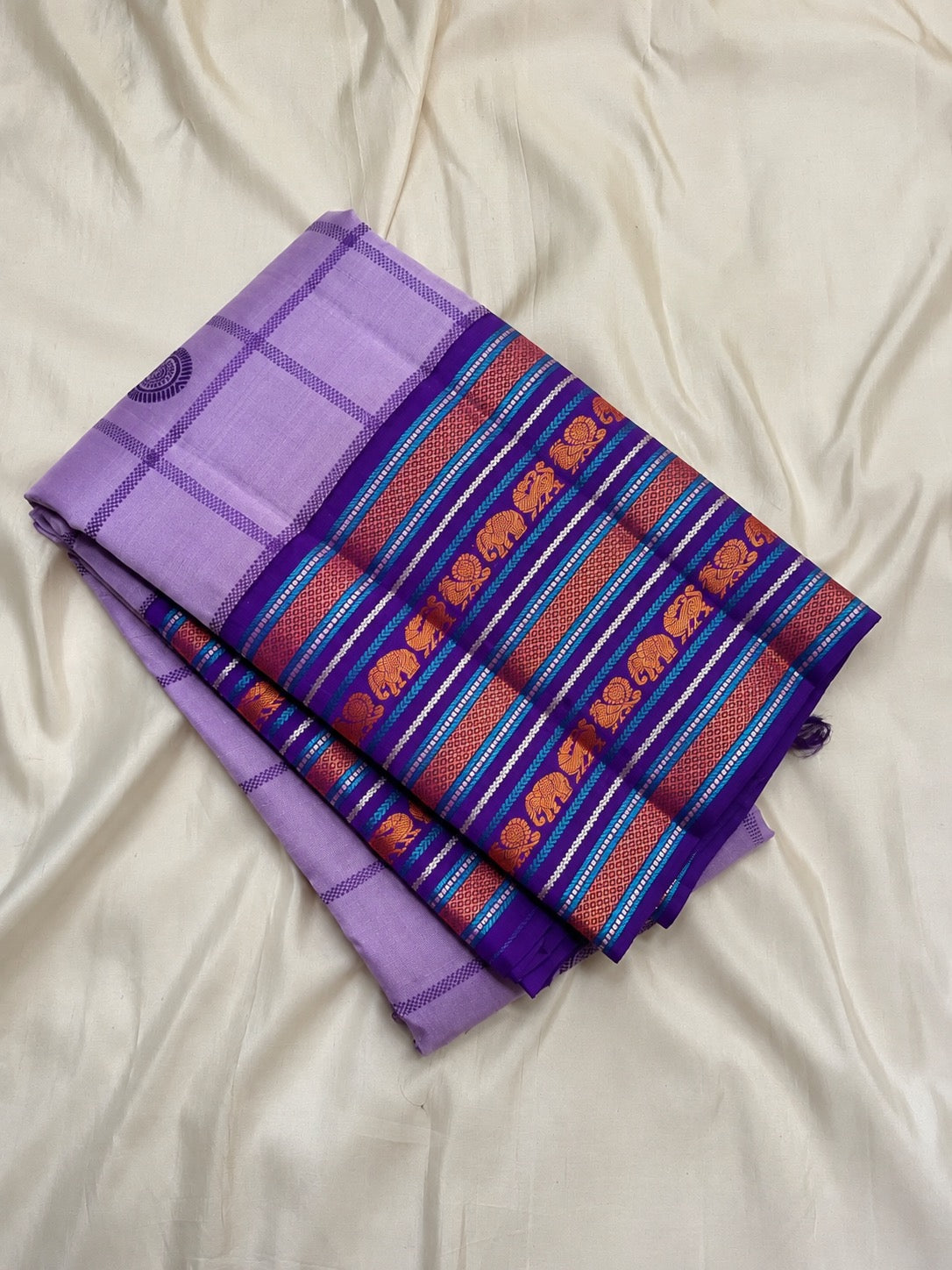 Full view of a lilac handwoven Pure Silk Kanjivaram Pattupet saree.