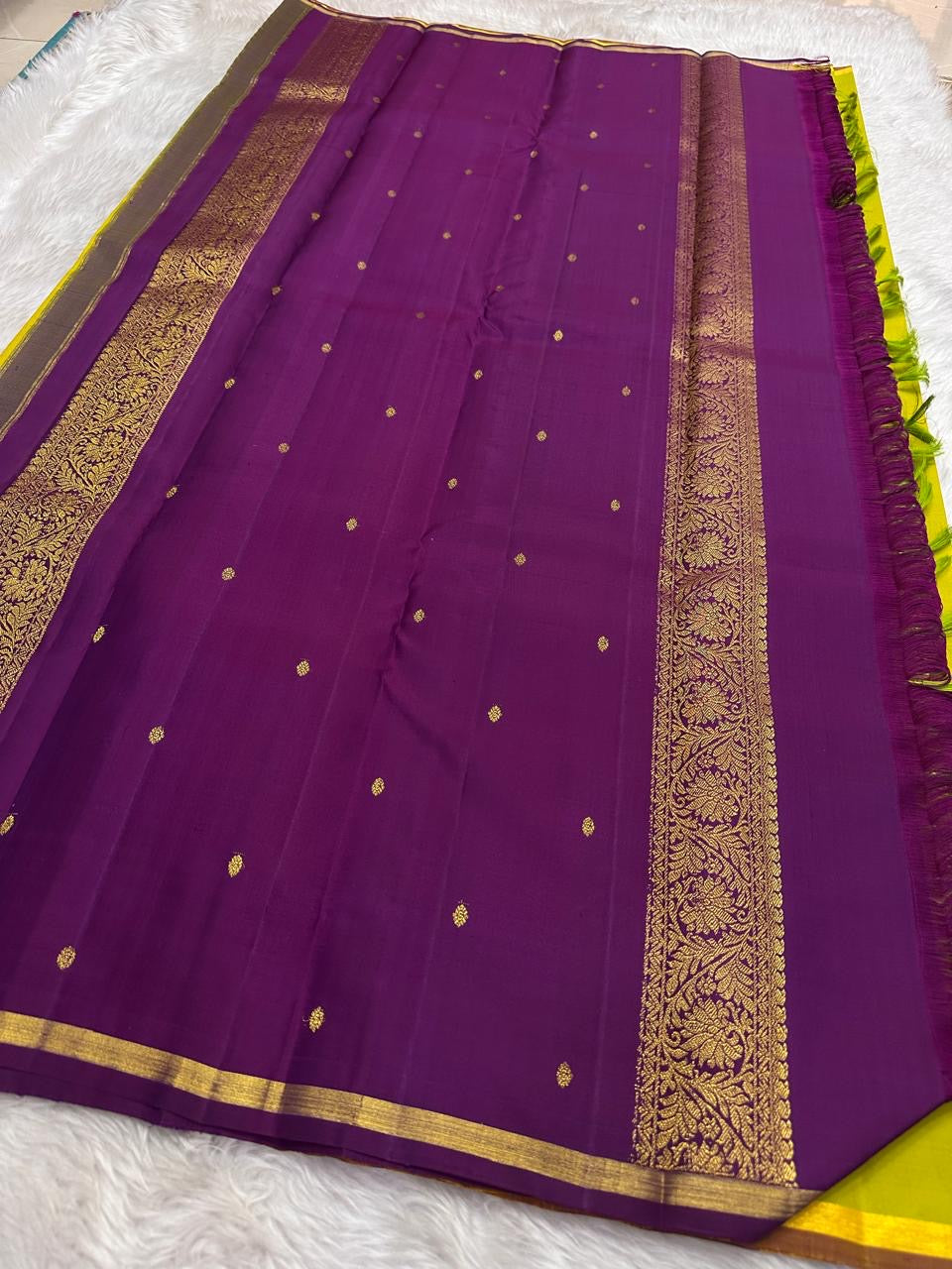 Lime Green Kanjivaram Saree — pallu detail with petite zari border