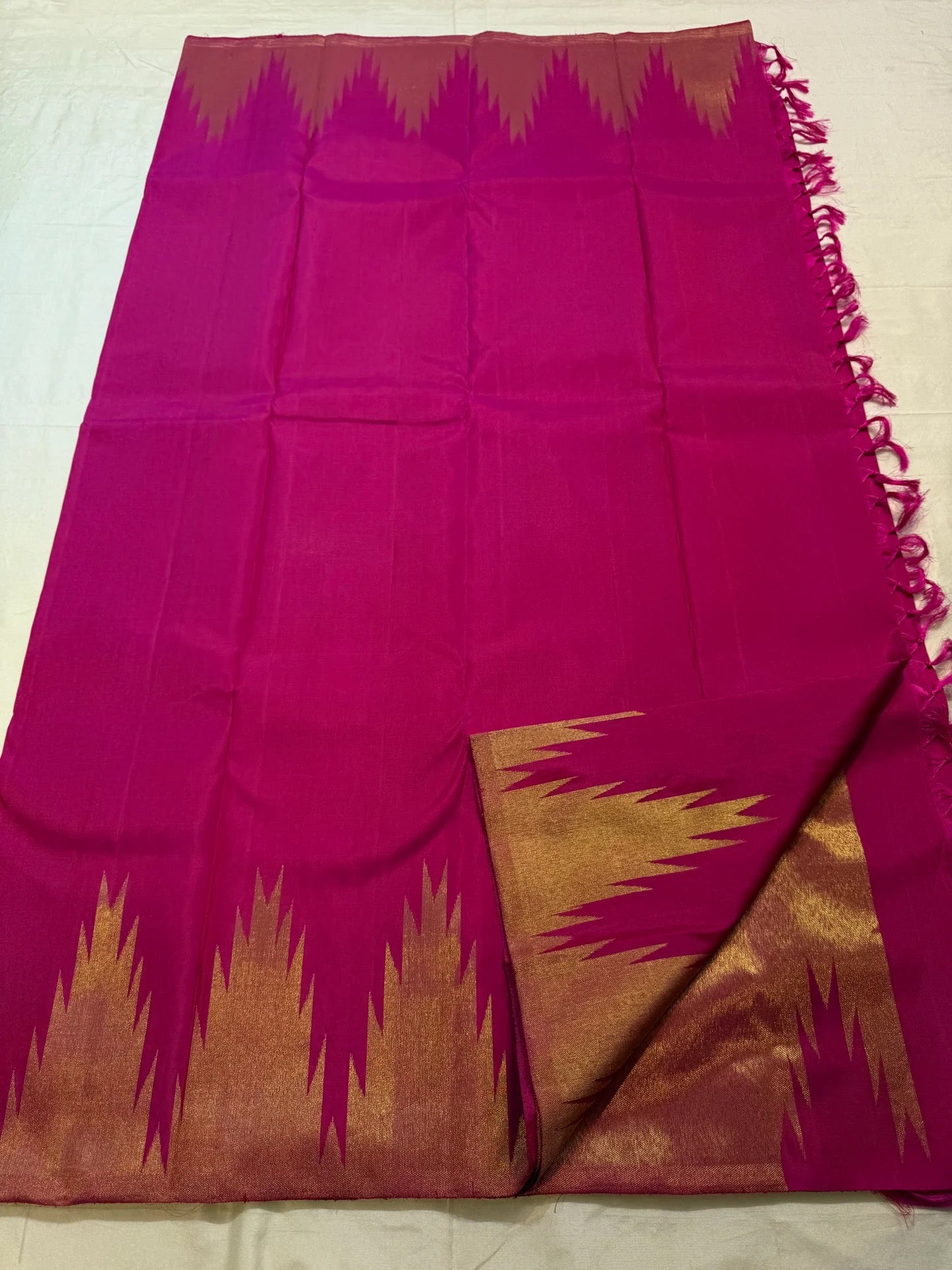 Golden Ettukol zari flame-edged pallu detail