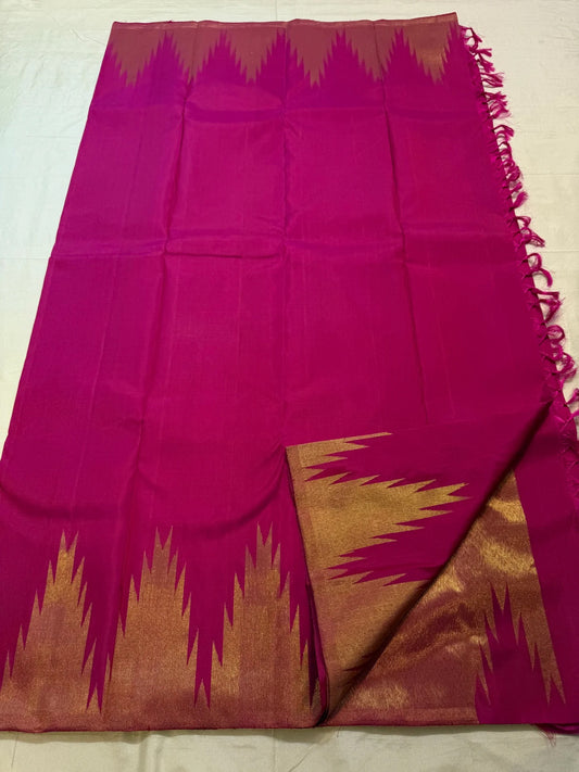 Golden Ettukol zari flame-edged pallu detail
