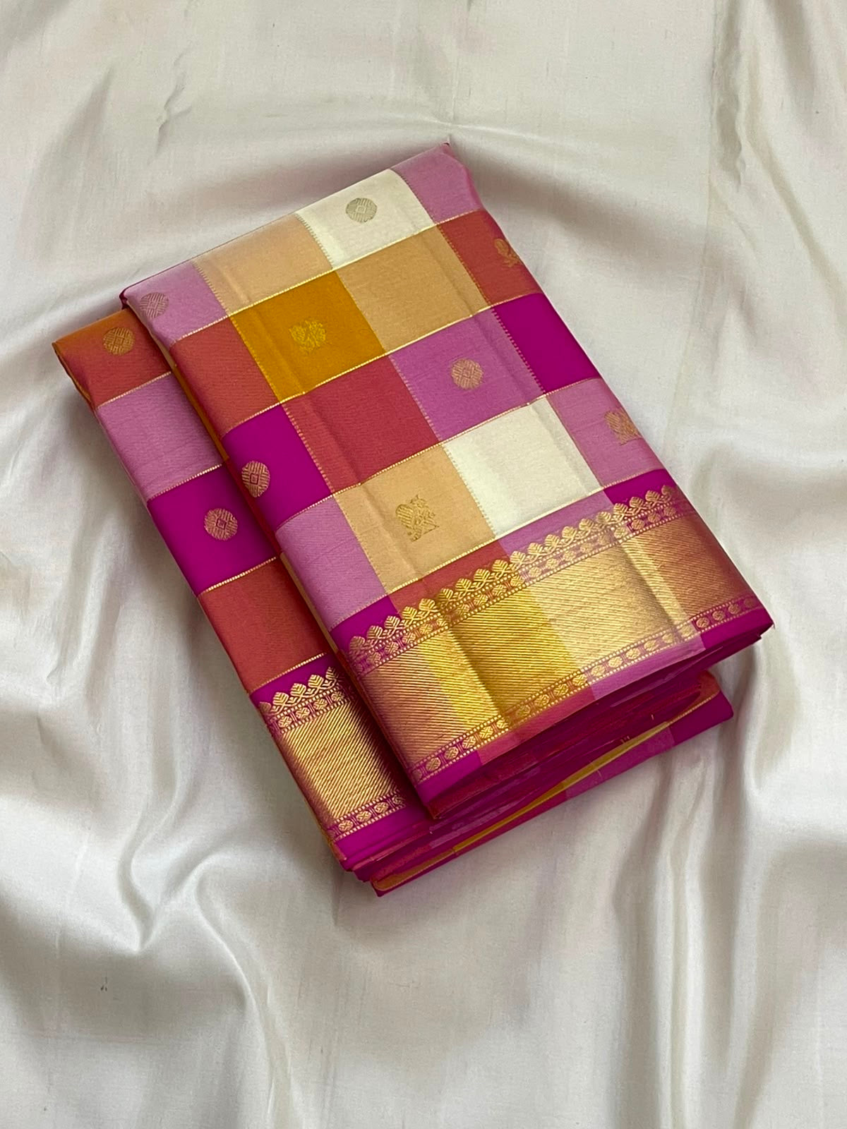 Gold zari scalloped border with temple edge
