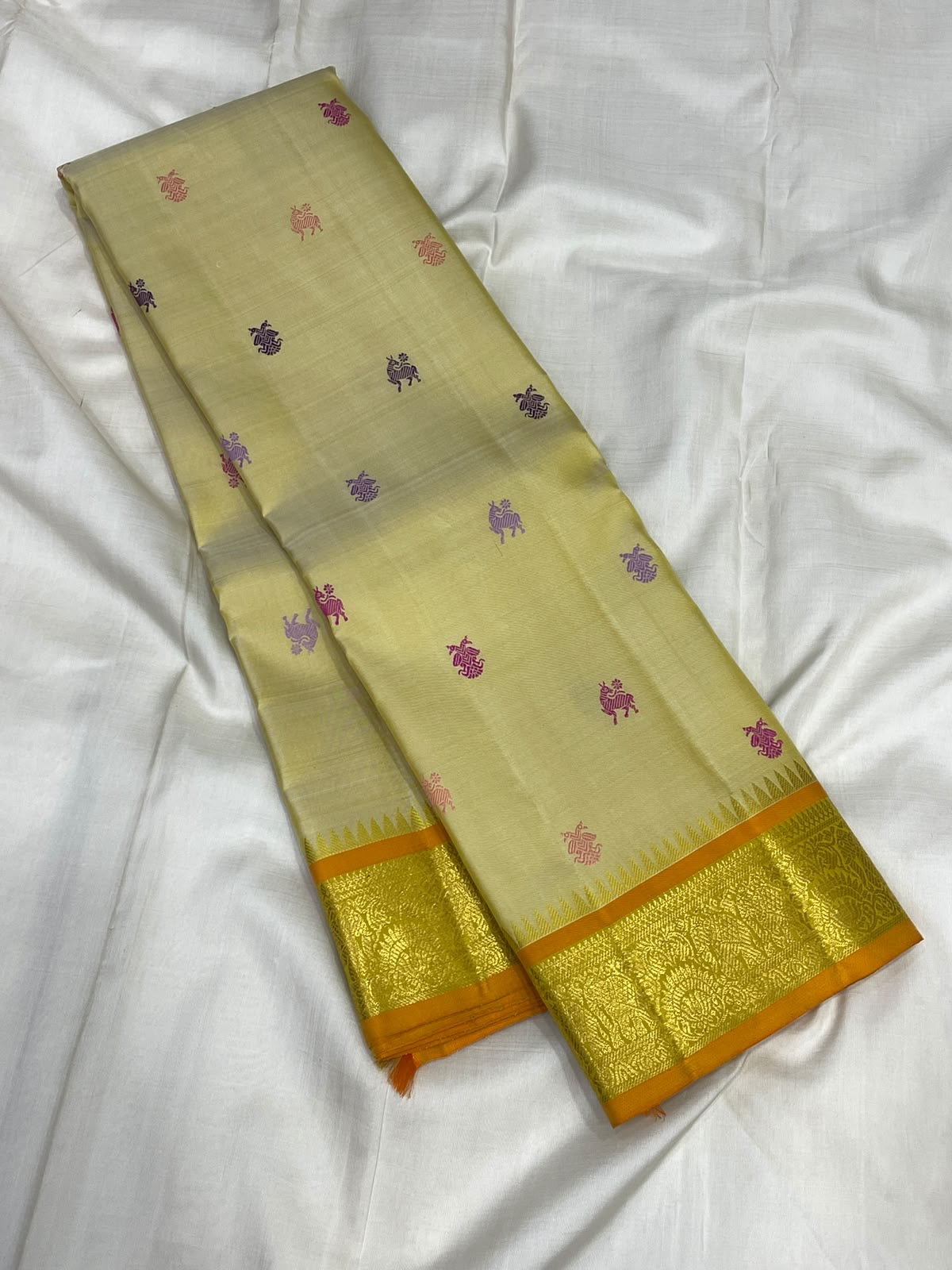 Mango-green zari pallu of a Warm Ivory Pure Silk Kanjipuram saree - Idam Living