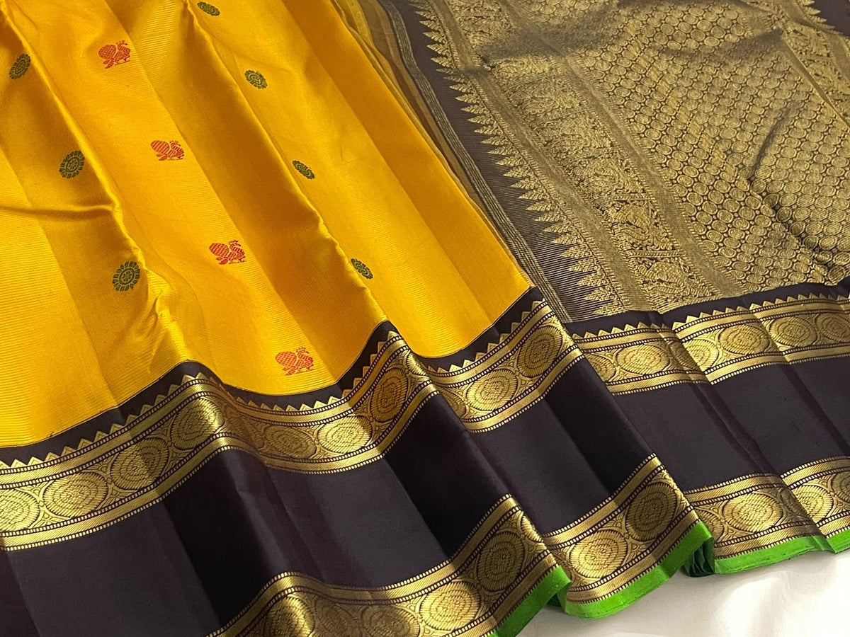 Turmeric Yellow Handwoven Pure Silk Kanchipuram Saree with Rettapet Border and Mayil Chakram, contrasting zari border detail