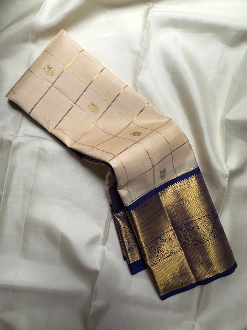 Close view of the Karu Neelam border with bird motifs, geometric separators and petite temple-style edging.
