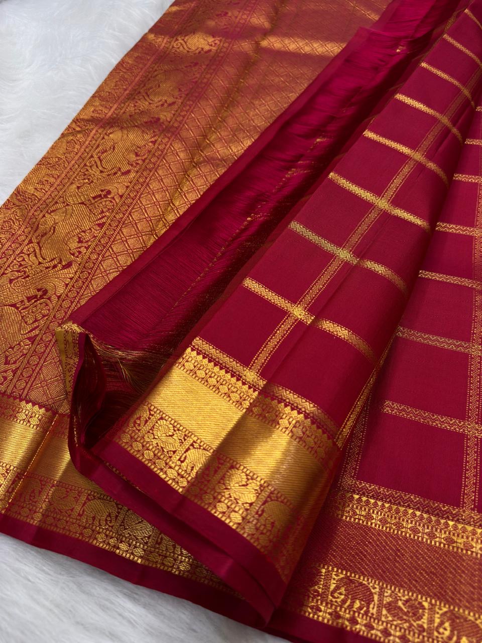 Raspberry Pink Handwoven Pure Silk Kanjipuram Saree with Mayil Chakram Zari Motifs