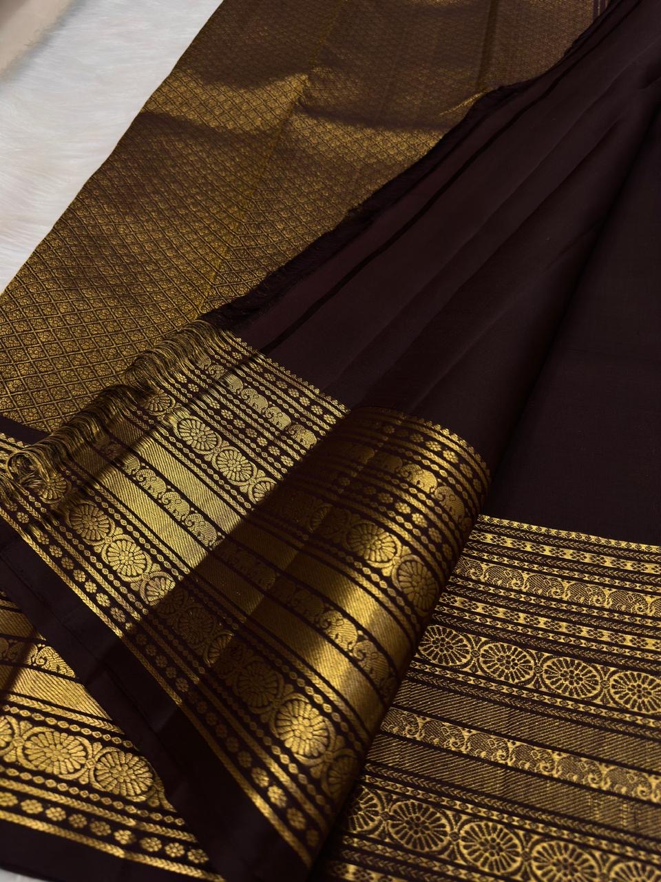 Deep Kaapi Brown and Antique Gold Kanchipuram silk saree with Varisaipet border, view 5: gold zari work