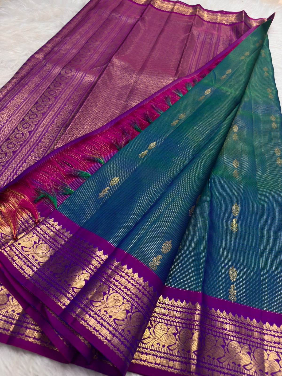 Raspberry-purple peacock border detail, Mayil Kazhuthu Kanjipuram saree