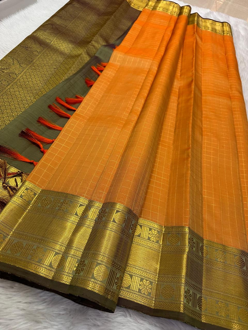 Muthu Seer Kattam weave detail, mango-yellow pure silk Kanjeevaram saree