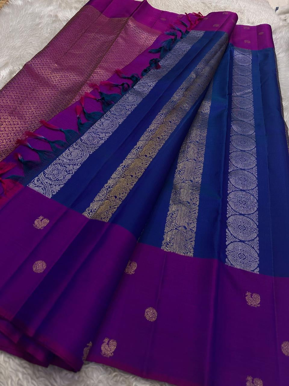 Vivid magenta gold zari roundel pallu detail