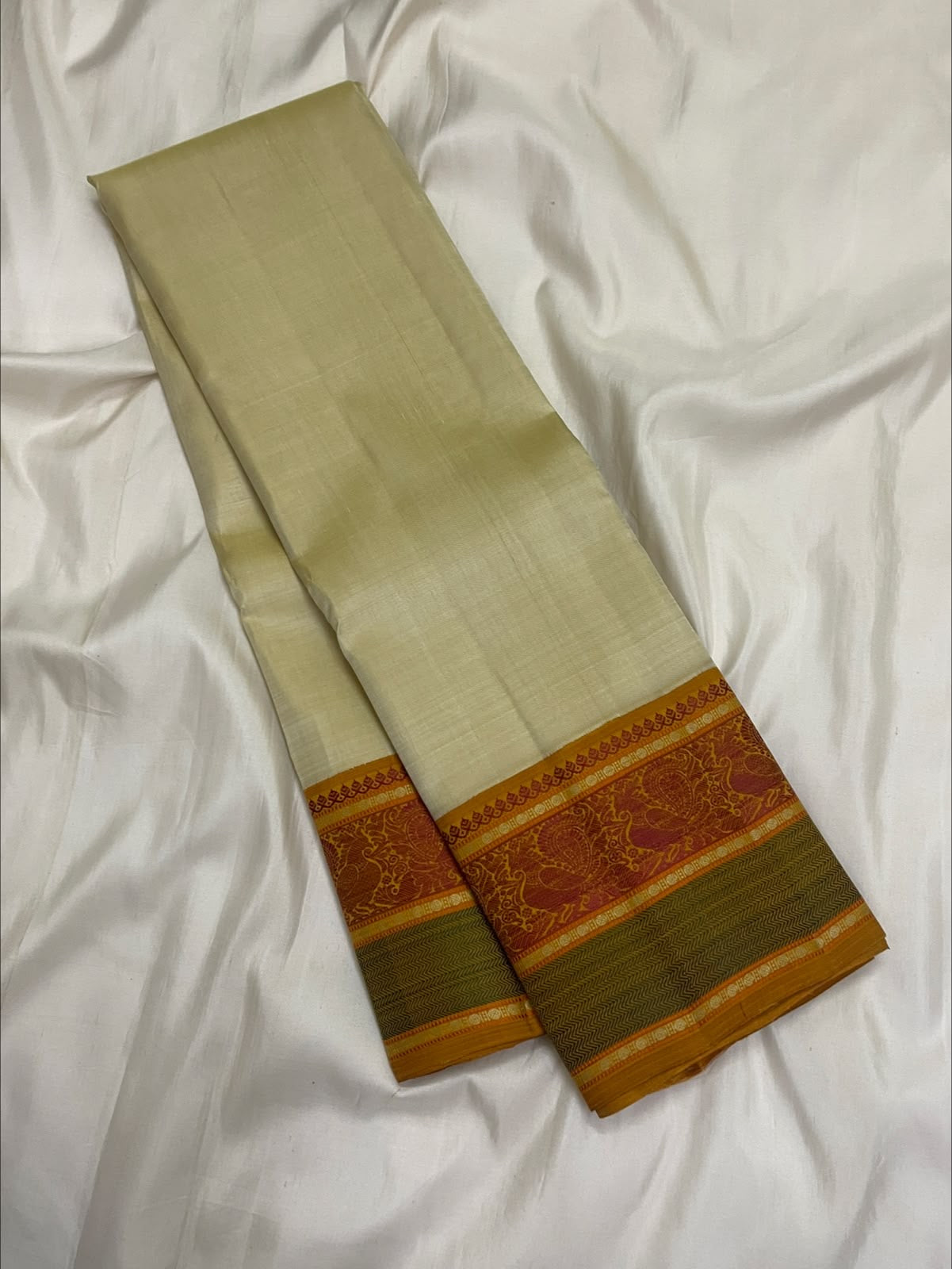 No-zari silk thread border detail on the warm ivory Pattupet Kanchipuram saree