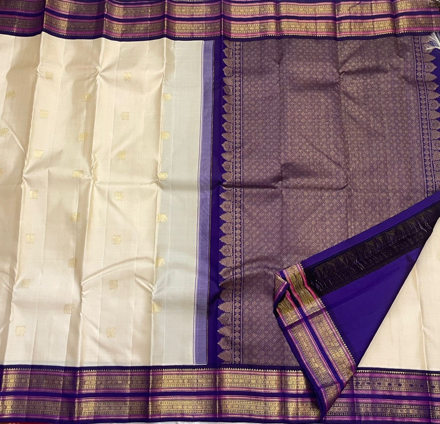 Deep violet Rettapet twin-line border close-up