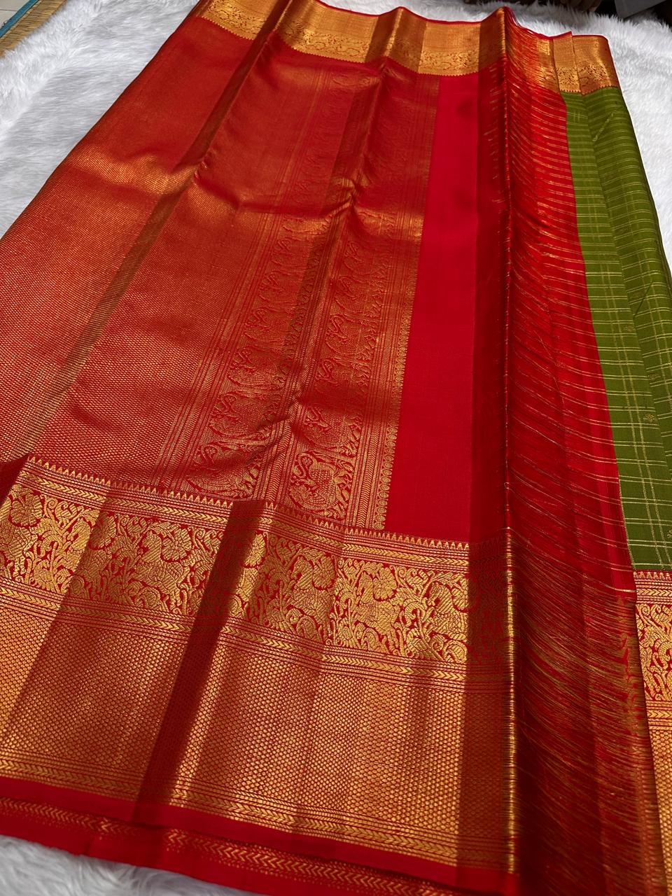 Olive Green pure silk Kanjivaram saree, Zari Kattam weave with Vermilion Gold Zari border — blouse piece detail