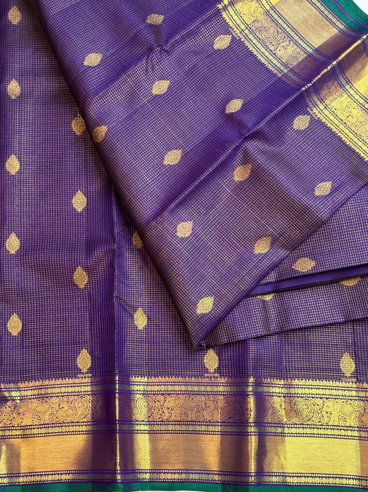 Close-up of Zari Kattam detail on oodha violet Kanjeevaram silk saree