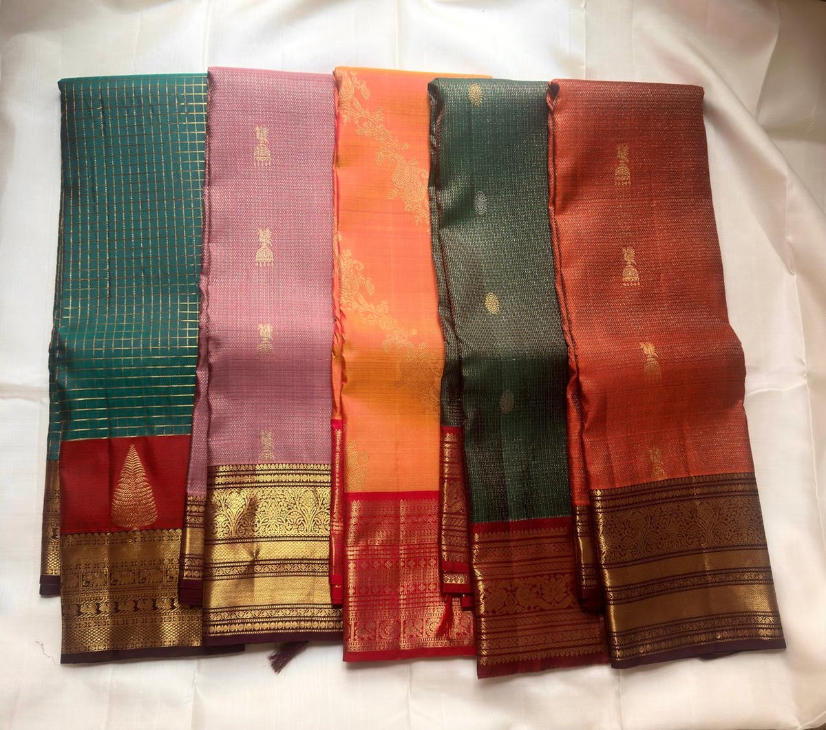 Dense gold-zari lattice mundhanai on the Dusty Mauve-Lilac Kanchipuram saree.