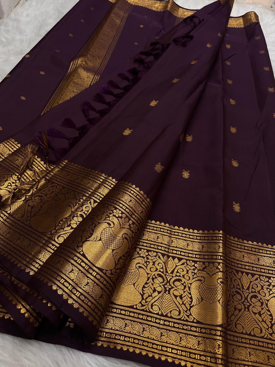 Handwoven Deep Paaku Brown-Maroon Pure Silk Kanchipuram Butta saree.