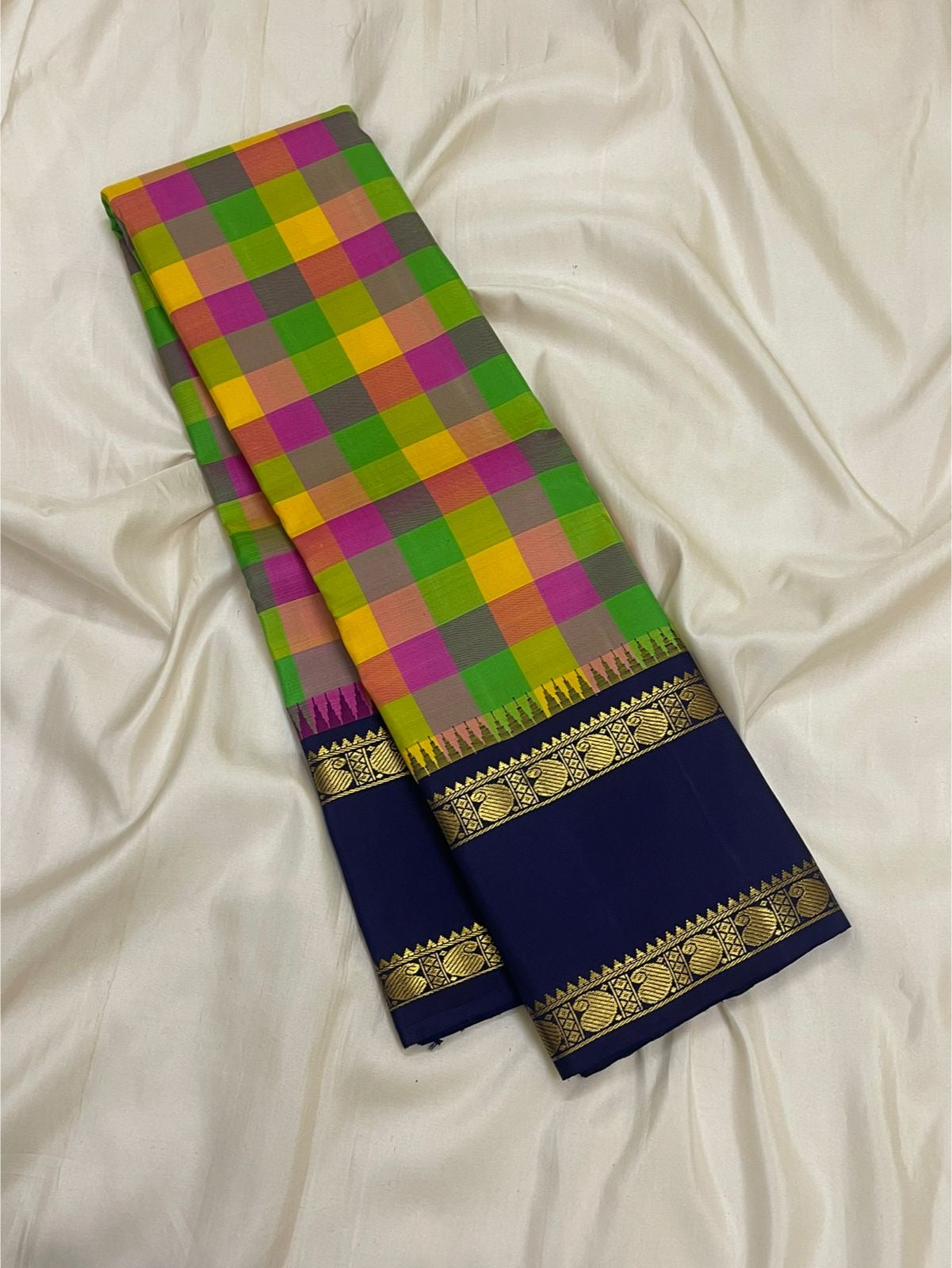 Border detail with gold zari rettapet motifs on paalum pazhamum Kanjivaram silk saree — Idam Living